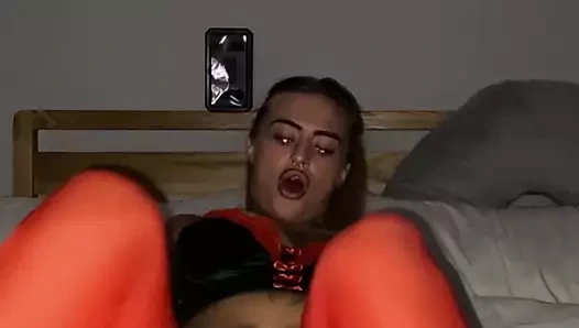 19 yaşındaki İskoç sürtük parmakları sessizce inliyor