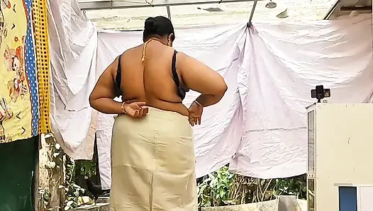 Geleneksel kerala tarzı giyinmiş yenge büyük seksi göğüslerini gösteriyor, üstsüz yürüyor