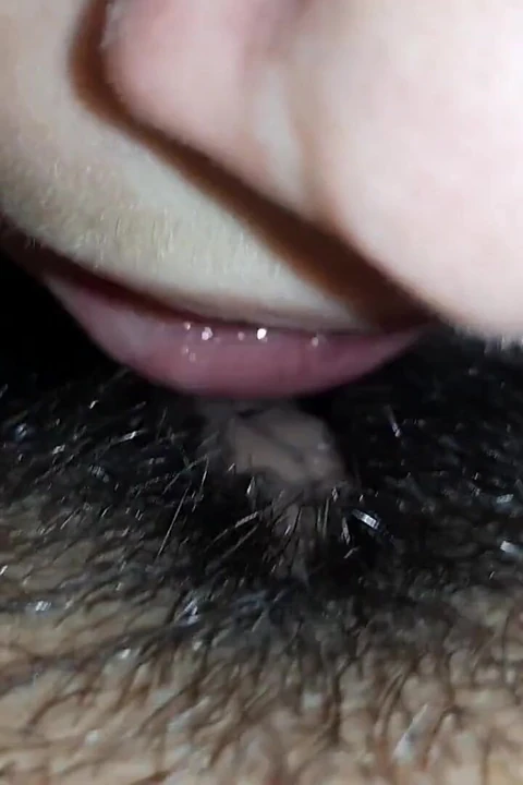 Лесбиянка лижет волосатую киску крупным планом