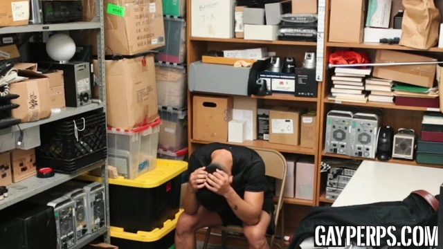 Sıcak asyalı hırsız memurlar tarafından disiplinli bbc