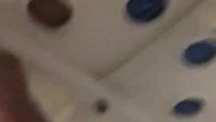 Bir sandalyenin içinden horoz