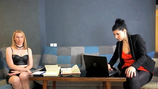 Minik küçük yarağı için başka kimsenin olmadığı bir iş görüşmesi