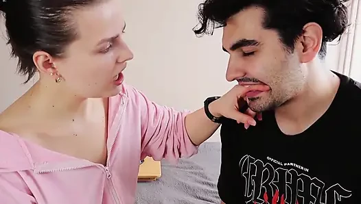 parmaklarını ilk kez ısırıyor