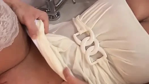 Ateşli banyolar sahne 3_busty sarışın duşta iç çamaşırlı sikişmeyi seviyor