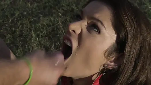 Büyük memeli genç kız açık havada götten sikiliyor