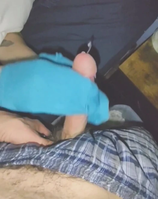 Seksi mavi ayak bileği çoraplı elle muamele çorapla sikiliyor