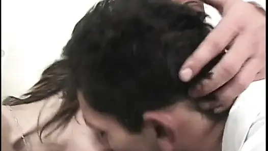 İki biseksüel erkek hemşire doktorda genç bir kızla yaramazlık yapıyor