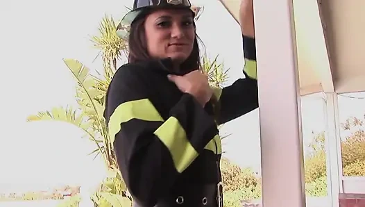 Genç ateşli itfaiyeci içimi ateşe atıyor