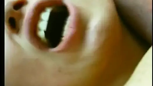 İnanılmaz deneyimli sarışın fahişe bir profesyonel gibi yarak emiyor