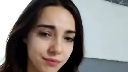 Seksi kız Riley üstsüz gidiyor