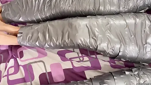 5 mumyalanmış kız boğuşuyor ve ağzı tıkalı!