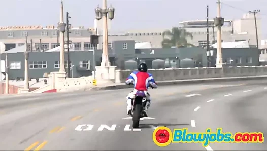 Büyük götlü küçük memeli esmer ve sarışın üçlü seks istiyor