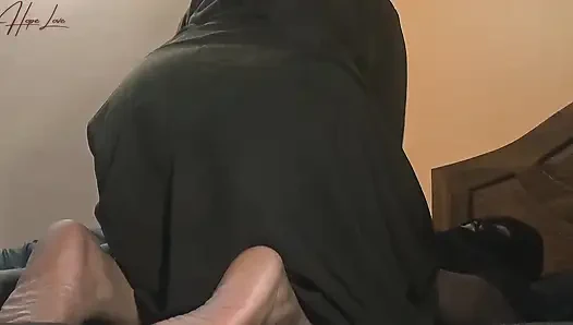 Evde yalnızken bahçıvanımın büyük siyah yarağına binmeyi seviyorum.