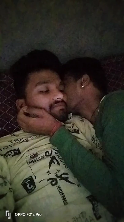 Дези красивый паренек целуется в приватной комнате