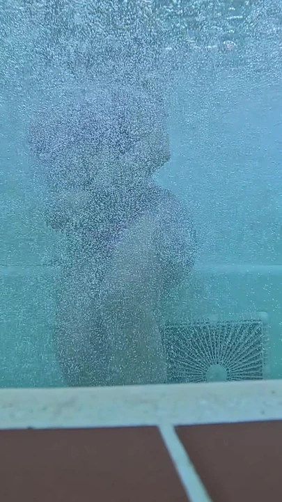 Rahatlatıcı orta yaşlı seksi kadın jakuzi lofi melodileriyle sırılsıklam