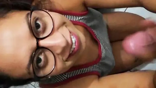 Sekreter götünü iyi sakso çekiyor ve parmaklıyor