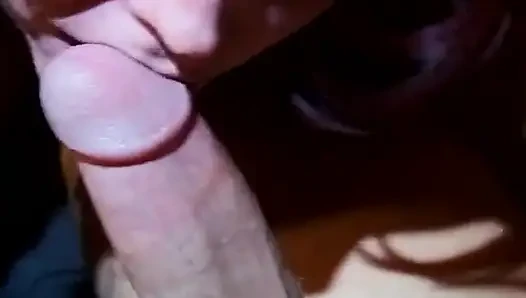 Mükemmel kızıl saçlı orta yaşlı seksi kadın sert sikişten sonra göğüslerine döl püskürtüyor