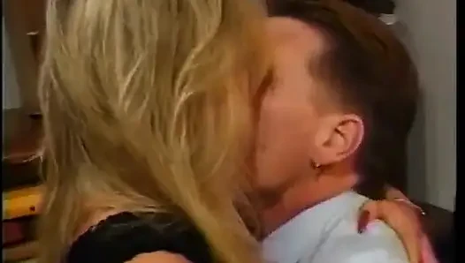 Azgın adam büyük memeli çarpıcı sarışın sürtük Montana gunn'ı çalışma masasında sikiyor