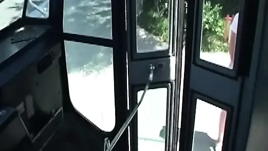Sarışın olgun sürtüğün yoğun otobüs parmaklamadan sonra yüzüne damlaması