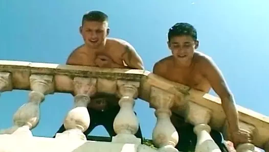 Baştan çıkarıcı Fransız üvey anne 3 genç adamla anal seks yapıyor