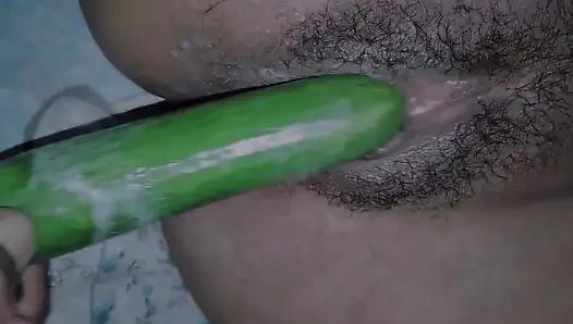 Elini karısının amına soktu ve salatalık soktu, amcık ve göt patladı.