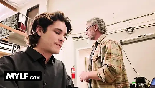 Tombul orta yaşlı seksi kadın Richelle Ryan yepyeni bir adamla sikişiyor ve genç yarağını alıyor