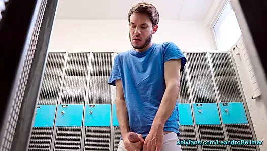 Riskli soyunma odasında mastürbasyon yapıyor ve boşalıyor