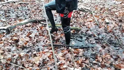 Kırmızı catsuit, uzun çizmeler ve derin çamur!!!