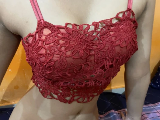 Güzel Hintli kız erkek arkadaşını Hint tarzı sikiyor, tam sert dölleme ve vajinaya boşalma. Sert sert seks