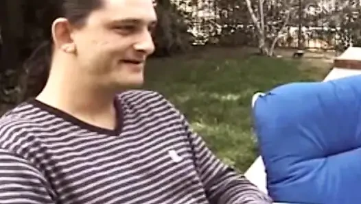 Sarışın evli kadın misafirden alıyor