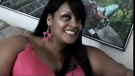 Sevimli zenci iri güzel kadınlar kamera ile kamera arkası konuşuyor