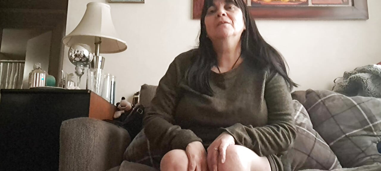 Üvey anne üvey oğlunun arkadaşını baştan çıkarıyor, amcığımı beğendin mi