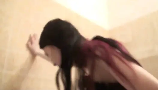 Banyoda ona işiyor ve tükürüyor