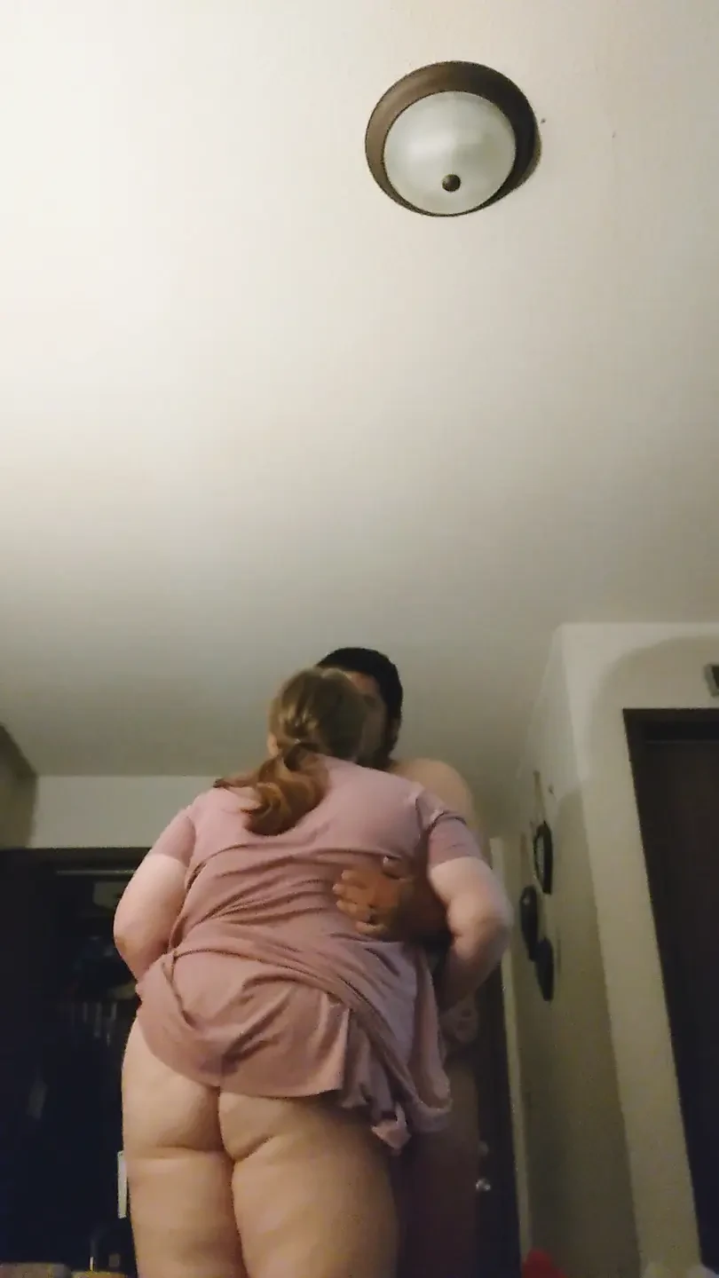 Linda bbw con vestido se la cogen en perrito