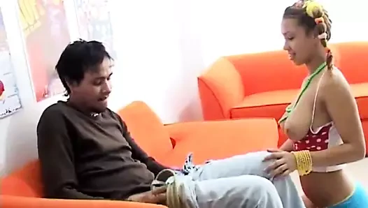 Genç sürtük emdikten sonra domaltılıyor