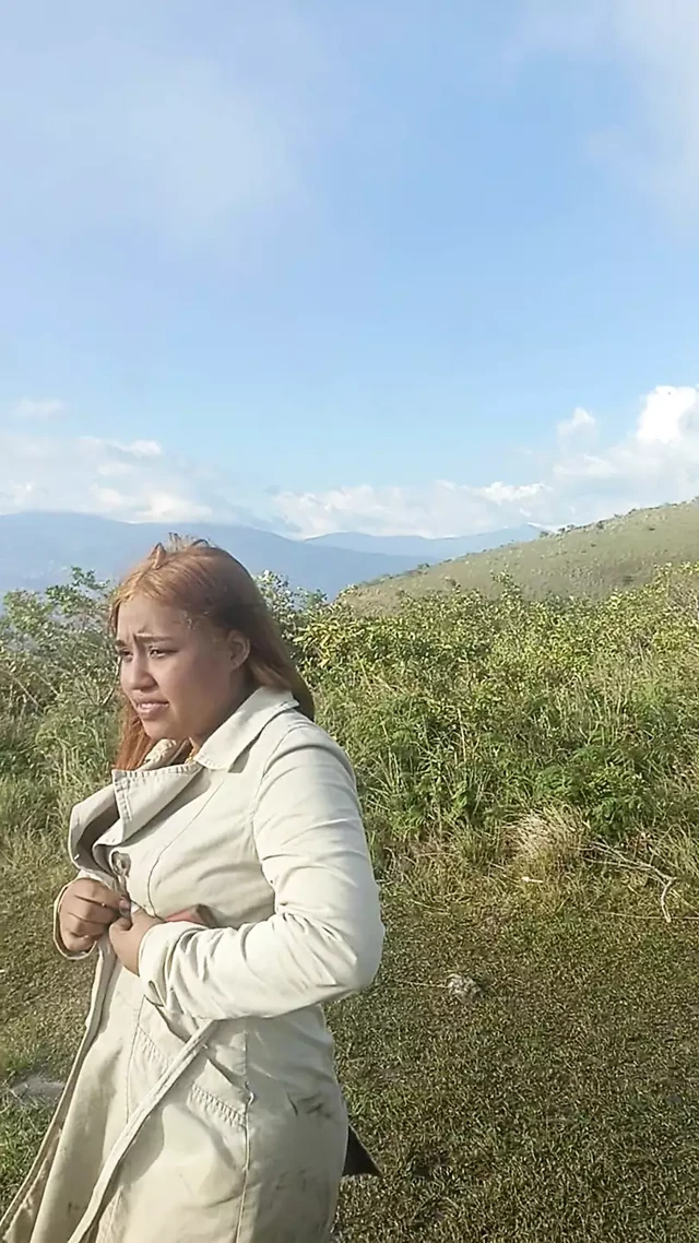 Açık havada yarağımı emiyor ve neredeyse keşfediliyoruz