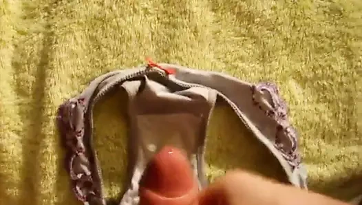 jouir dans la culotte de maman 2 - cum on moms panty 2