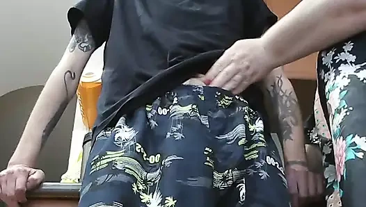 Komşumun ağzına ateşli kalın dölle boşalıyorum, onu yutuyor