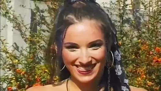 Harika bir Alman genç kız arka bahçede sert sikiliyor