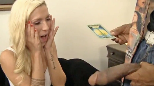 Minyon sıkı kedi sarışın bbc bırakarak her inç uydurma çalışır