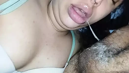 Kaltağın ağzı çok derine iniyor, ateşli tükürüğü sert yarağının üzerine salya akıtıyor