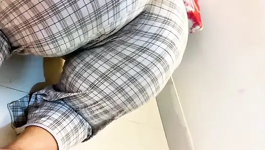 Büyük yuvarlak götlü Müslüman seksi üvey anne çay masasının içine sıkıştı ve yabancıdan anal sikiş istiyor - geniş amcık