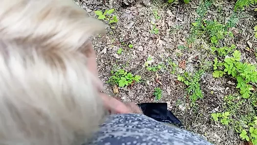 Kayınvalide halka açık bir parkta sikimi emiyor ve ateşli döl yutuyor