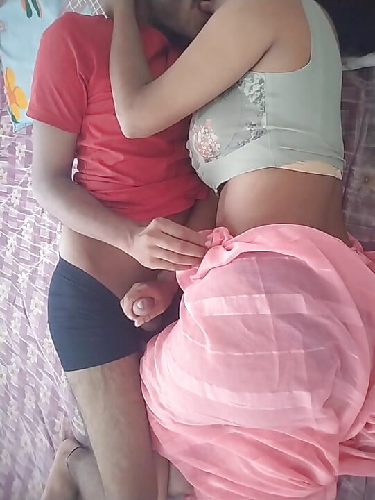 Hintli çiftin romantik videosu