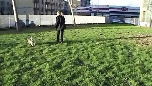 İtalyan orta yaşlı seksi kadın arkadan sikiliyor