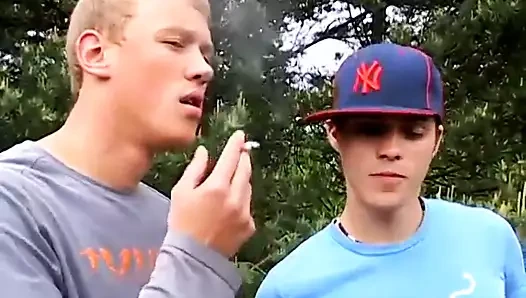 Roman ve archi sigara içmek için dışarı çıkar ve daha sonra sikikleri