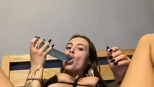 Azgın gotik genç kız kendini sert sikiyor