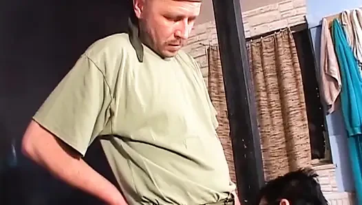Olgun esmer orta yaşlı seksi kadın fetiş dişli bağlı ve domine ediliyor