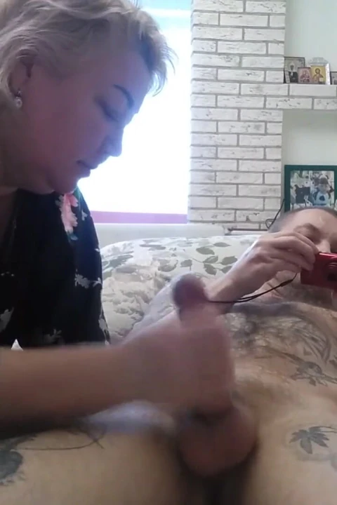 Kayınvalidem yarağımı emerek beni ecstasy'ye getiriyor