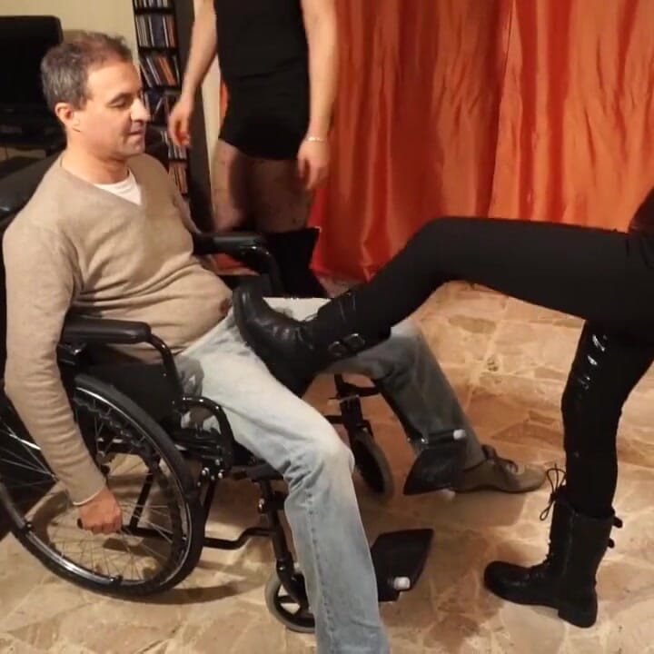 Tekerlekli sandalyedeki itaatkar köle 2 zalim dominatrix'ten kötü şaplak yiyor